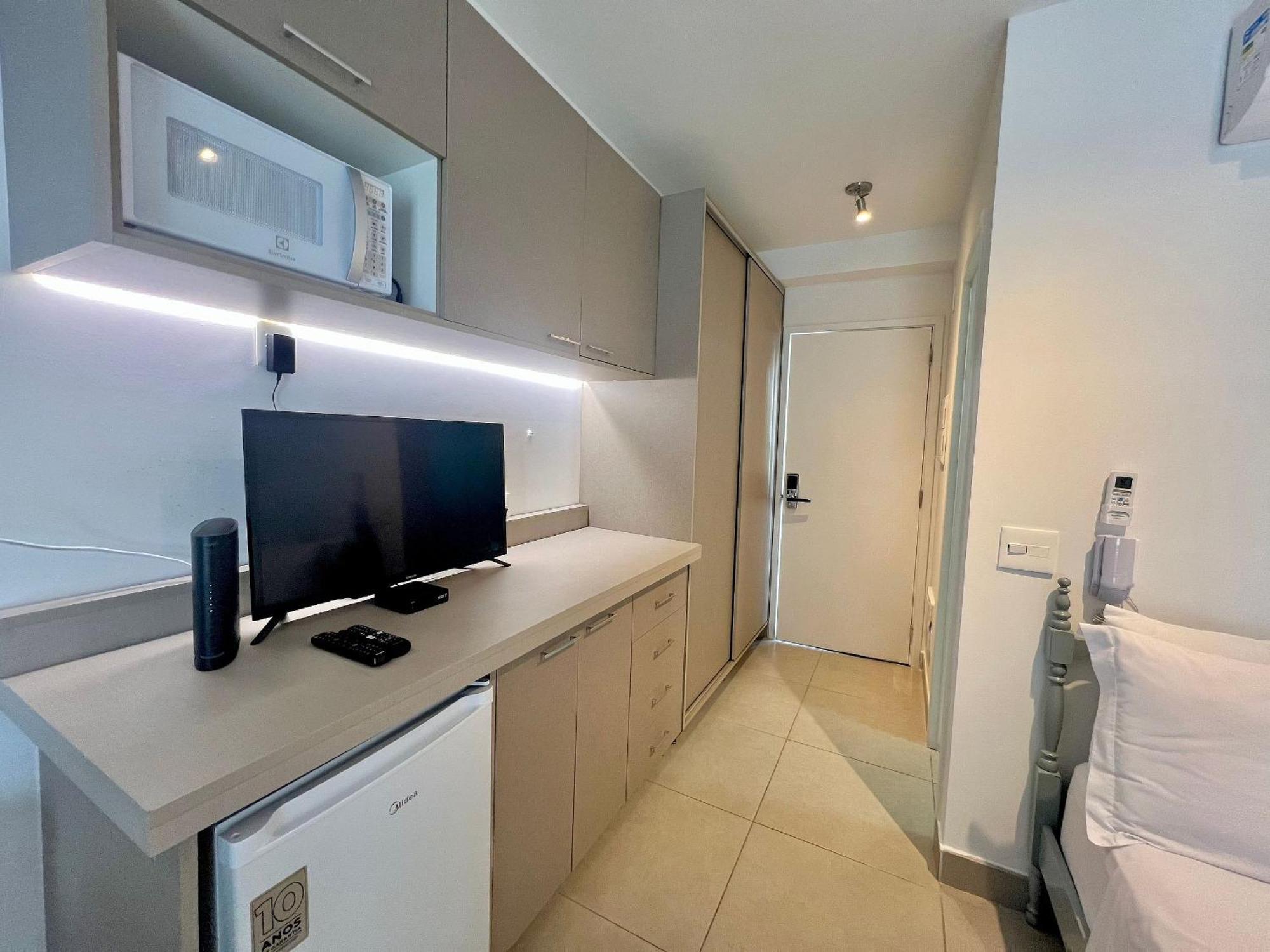 Av. Ibirapuera 400 Mts Metro Apartamento *