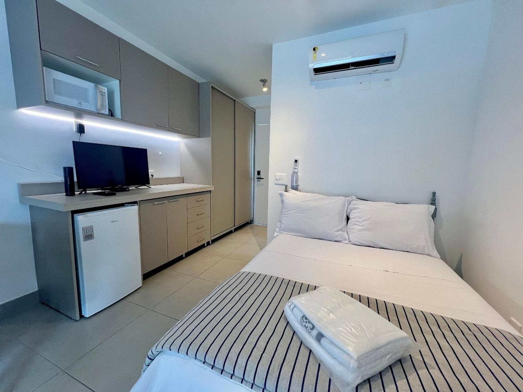 Av. Ibirapuera 400 Mts Metro Apartamento *